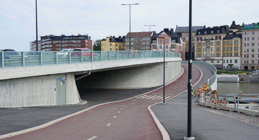 Minimalist perspective of a modern urban running and cycling path with clean lines and architectural details, representing the rhythm of city movement.